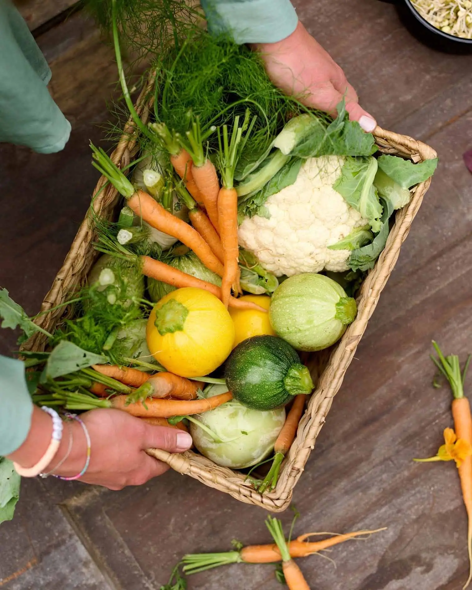 Erntefrische Gemüsekiste mit Karotten, Kohlrabi und Zucchini – regionale Zutaten für saisonale Gerichte.