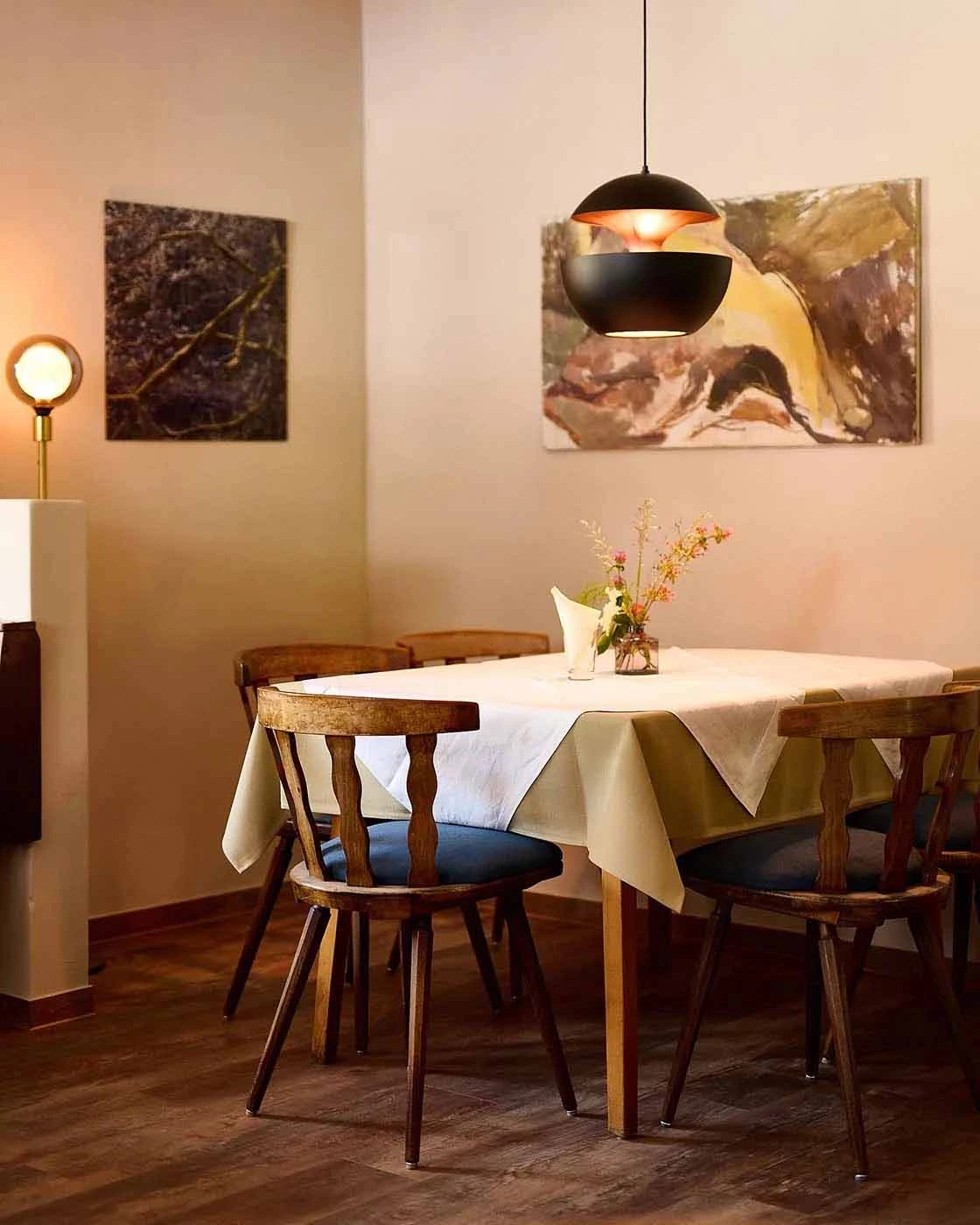 Gemütlicher Gastraum mit stilvollem Interior – familiäres Ambiente in Geschmackssache.