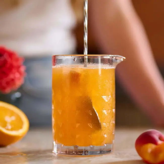 Erfrischendes Getränk mit Zitrusfrüchten und Beeren – kreative Getränkekarte im Geschmackssache.
